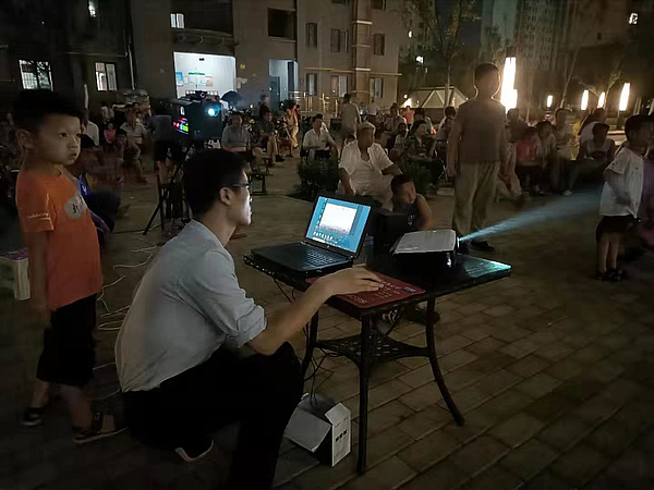 业主朋友们在认真观看电影.jpg