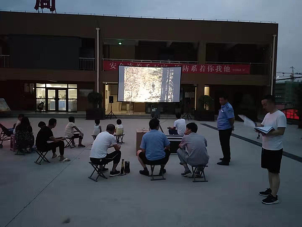 看电影.jpg